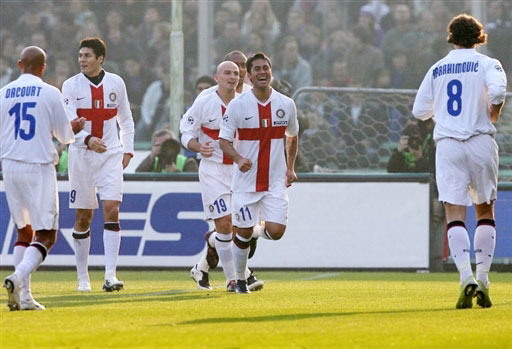 重庆两江新区十联屏打出多个宣传语，庆祝重庆铜梁龙冲超成功（重庆两江新区十联屏齐播多条祝贺标语，庆重庆铜梁龙成功冲超）