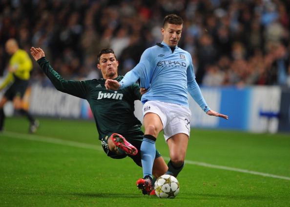 成都蓉城客场挑战神户胜利船，力争在亚冠赛场扭转颓势，力争晋级淘汰赛。（成都蓉城客战神户胜利船，力拼亚冠止颓冲击淘汰赛）