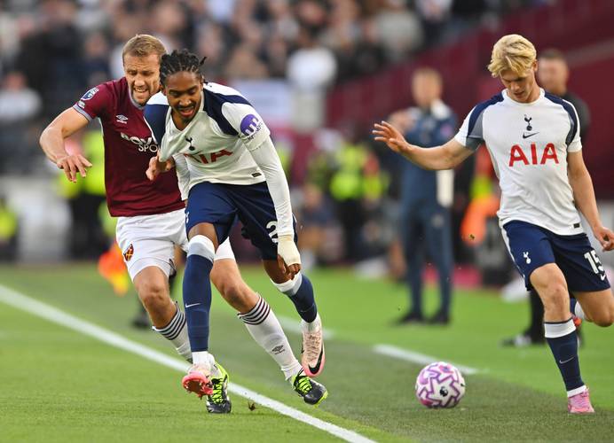 重庆两江新区十联屏打出多个宣传语，庆祝重庆铜梁龙冲超成功（重庆两江新区十联屏齐播多条祝贺标语，庆重庆铜梁龙成功冲超）