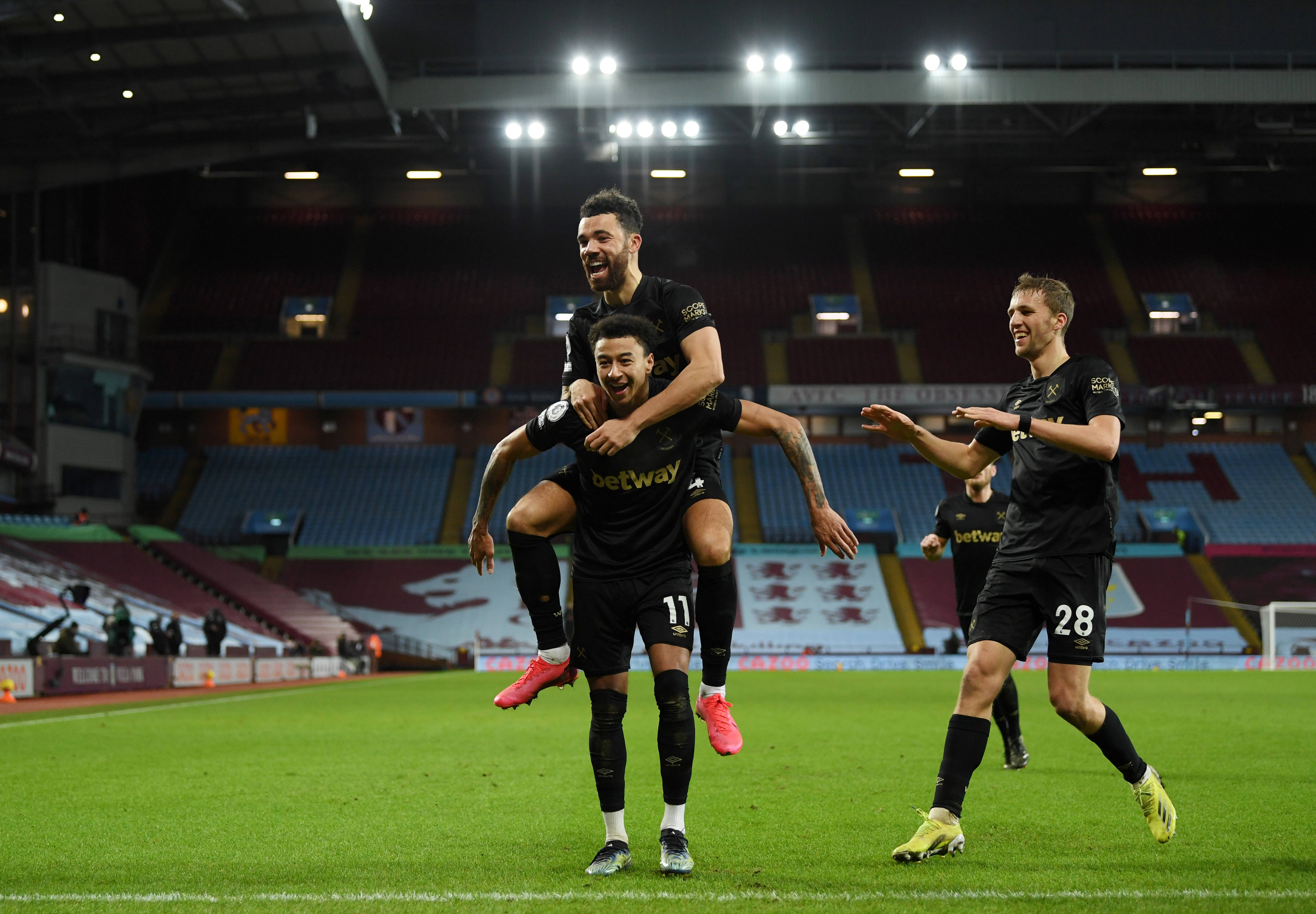 胡明轩拿下26分错失绝杀，澳大利亚全队安慰胡明轩（砍下26分却绝杀不进，胡明轩赛后获澳大利亚队集体安慰）