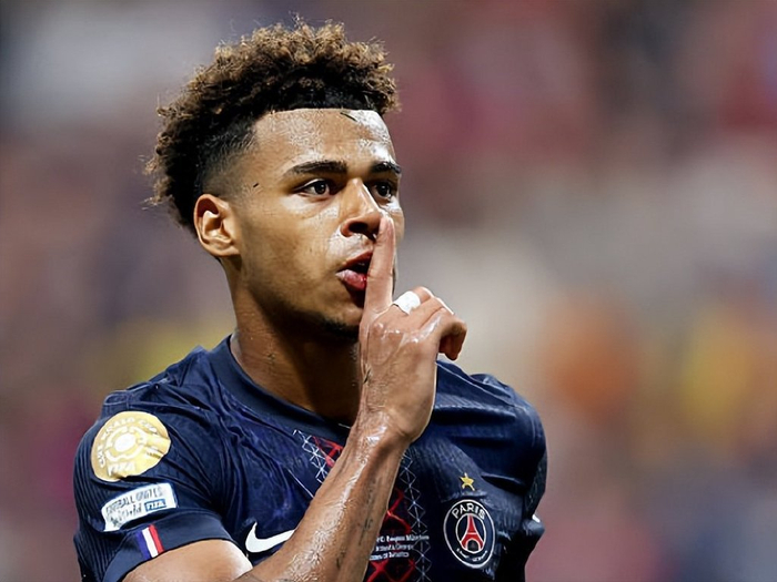 杜兰特远投三分命中，全场欢呼（杜兰特命中超远三分，现场沸腾）