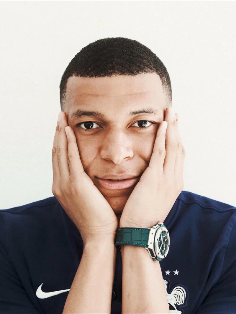 罗马诺：十多家俱乐部对梅努感兴趣；阿莫林不想看到阵容短缺（罗马诺：十余家俱乐部有意梅努；阿莫林不愿出现阵容短缺）