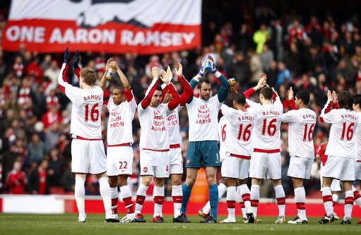 赛前梅州球迷晒多幅Tifo，致敬投资人魏晋平与梅州全体队员（赛前梅州球迷以多幅Tifo致敬投资人魏晋平及全队）