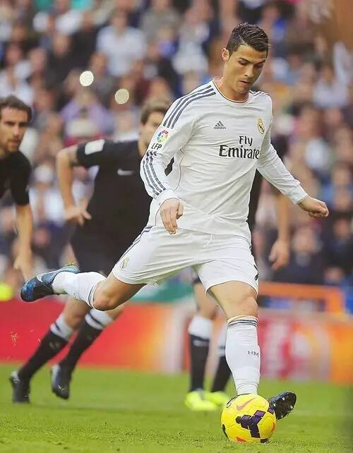 蛇精灵大战红魔鬼！意甲官方发布米兰德比预热海报（意甲发布米兰德比预热海报：蛇精灵对决红魔鬼）